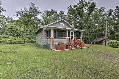 Image de Renovated Home w/ Screened-In Patio on Hwy 90!