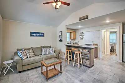 Image de Near Nat'l Park: ‘Hollywood Park’ Hot Springs Home