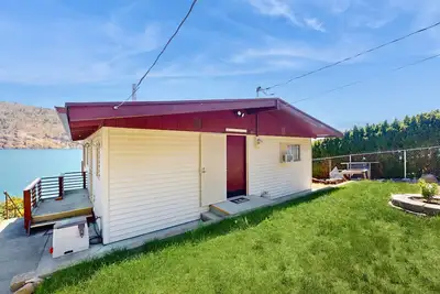 Lakefront gem with large deck, grill, fast WiFi, & great views