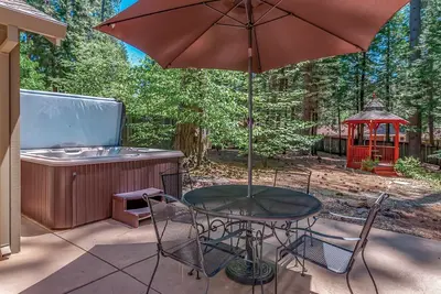 Image de Arnold Schwartzencabin - Pet Friendly W/Fenced Back Yard And Hot Tub