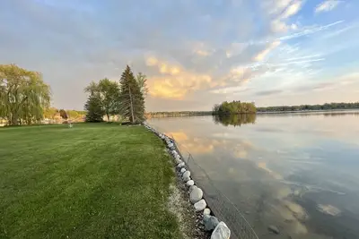 Image de Newly Renovated lake House - 250 ft lake frontage.