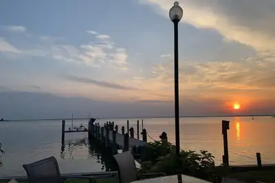 Image de Spacious waterfront home with amazing views, private pier, fishing and crabbing.