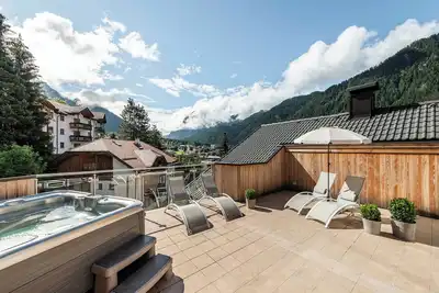 Image de Appartement \"Cinch Résidence Bun Sté\" avec vue sur montagne, bain à remous, sauna et balcon