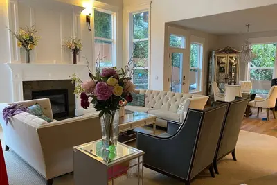 Image de Luxurious spacious centrally located Bellevue home