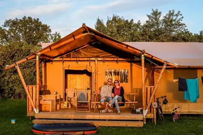 Image de Tente de luxe avec douche et cuisine, dans un camping éphémère