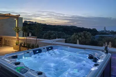 Perfect Location, 40 m2 Private Heated Pool, hot tub and Gym!