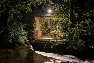 Image de le moulin au bord de la cascade - Jacuzzi - Piscine à 1 heure de Lyon