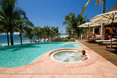 Image de Estate Mariposa in Ranchos by Personal Villas - Beachfront with Infinity Pool