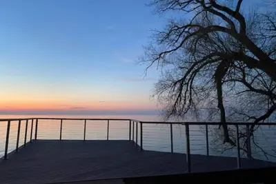 Image de Cottage on Lake Erie with beach access. Local wineries