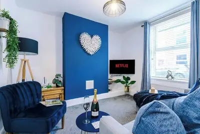 Image de Modern house, city centre, perfect for groups!