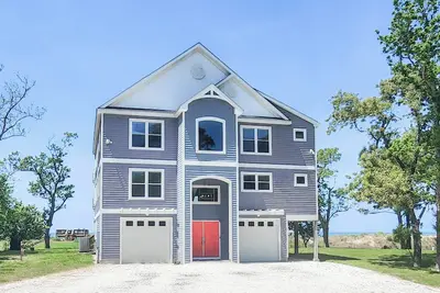 Image de Gorgeous 6 Bed, 5 Bath Beachfront Home With Private Beach!