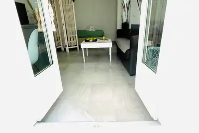 Image de Grand studio lumineux avec terrasse dans le coeur de Nice