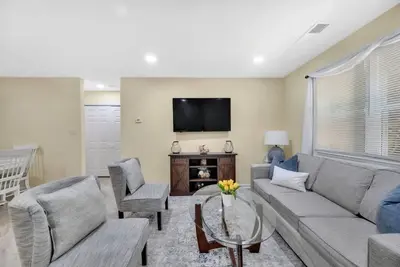 Image de Cozy 2 Bedroom Duplex  w/ Jacuzzi