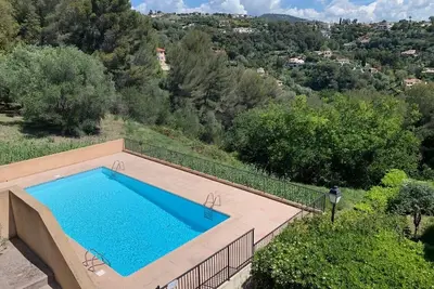 Image de Villa avec jardin et piscine