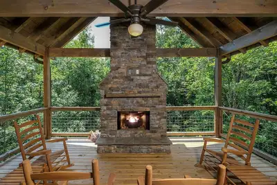 Image de Rustic Timber - Theater Room, Hot Tub, Wi-Fi, Pool Table, and More!