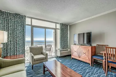 Image de · Oceanfront Deluxe King. Indoor Waterpark, Pools and More