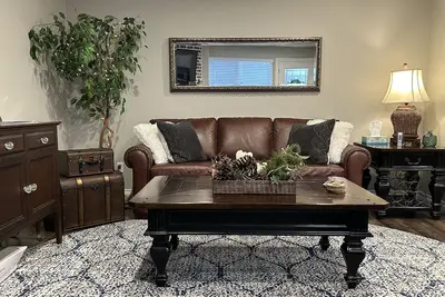 Image de Our Beautiful 2 Bedroom Deluxe Basement Suite w/Ac & Ng fireplace, Kanaka Ridge