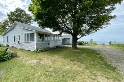 Image de Lake Erie Views - Beach Access - 8 Minute Walk to Gotl Strip!