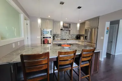 Image de Luxury Varsity Home 2 Masters, Near UofC and Parks