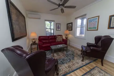 Image de *Charming *Walk to Historic Downtown *Bbq *Tv