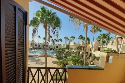 Image de Grand studio lumineux, terrasse & vue sur piscine