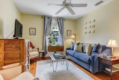 Image de Quiet Carriage House Steps from Downtown