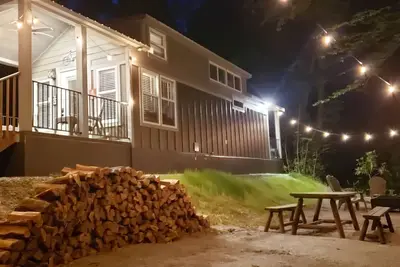 Image de New High-End Tiny Home on Bold, Private Creek close to Biking, Fishing, Hiking