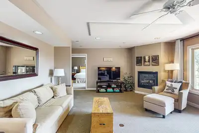 Image de Wonderful escape with water access, three balconies, W/D, & gas fireplace