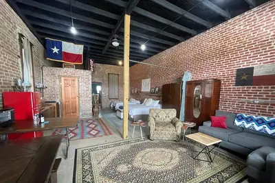 Image de Unique 1870's building with outdoor space to relax