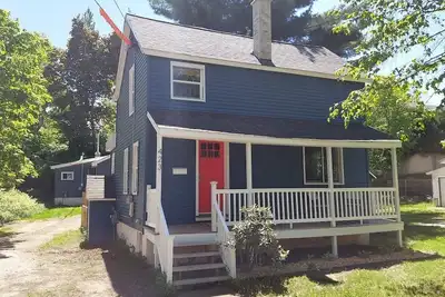 Image de The Summer Home - 2 bedroom home central to downtown and Nmu. Bring the dog!