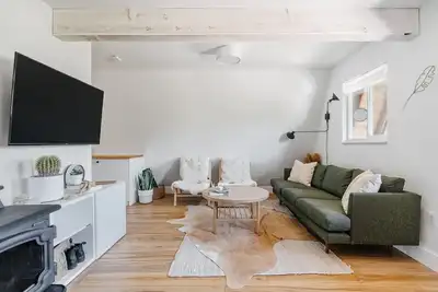 Image de Stylish A-Frame Getaway W/ Two Decks, Fast WiFi, Full Kitchen & Wood Stove