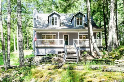 Image de Dreamy Retreat in the Woods W/ Firepit, Fireplace, Free WiFi, Large Deck & More
