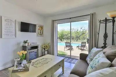 Image de Country Cottage By the Pool