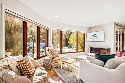 Image de Private riverfront home with hot-tub, fireplace. Great access to Vail & Beaver