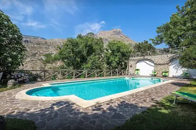 Image de Villa Ramona: A characteristic and welcoming three-story villa situated in a quiet location, surrounded by a wonderful garden, with Free Wi-Fi.