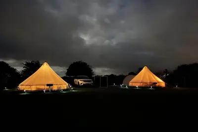Fully Furnished Glamping (Badger) - private bathroom, excellent central location