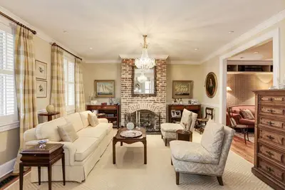 Image de Luxurious home with parking in historic downtown Annapolis!