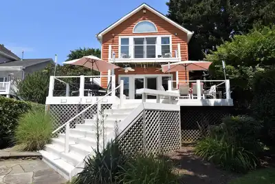 Image de A most envious location! Home includes a beautiful gourmet kitchen with a dining area and a Guest House with Bedroom and Full Bath!