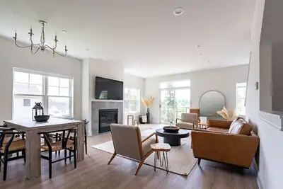 Image de West End Escape |Screened-In Porch |Private Balconies |Lake View |Walking Distance to Public Beach