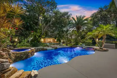 Image de Tropical Resort Style Retreat w/ Pool House 4br, 3 Bath