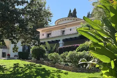 Image de Villa Familiar en plena Milla de Oro en Marbella con jardín privado <br><br>