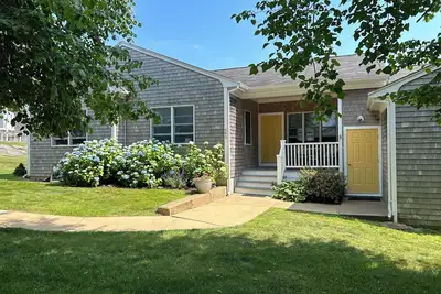 Image de 3 Br -Walk to the beaches & Cliff walk. Quiet tree lined neighborhood!