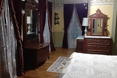 Image de King Bed, Shared Bath, Sitting Room or Full-size Bed in Historic Victorian Inn