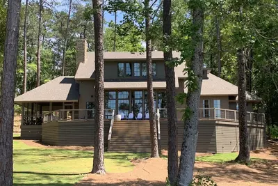 Image de Serene Lake Martin luxury retreat (located in Eclectic)