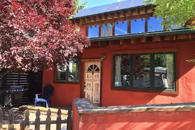 Image de Strawbale Basecamp-Salt Hot Tub, Ac, Heated Floors, Fireplace, 100+ wifi, 30nts