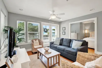 Image de Classic Tybee Condo Steps from the Beach