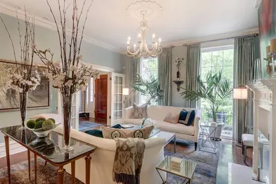 Image de Beautiful Estate Home Facing Monterey Square | By Southern Belle Savannah