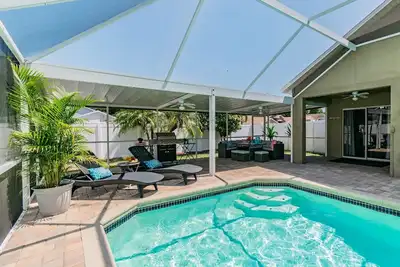 Image de \"Vacation Getaway: Heated private Pool, Outdoor Living, Game Room & Boat Rental\"