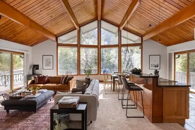 Image de Bighorn by AvantStay | Spacious Ski Cabin w/ Sprawling Porch, Views & Hot Tub!