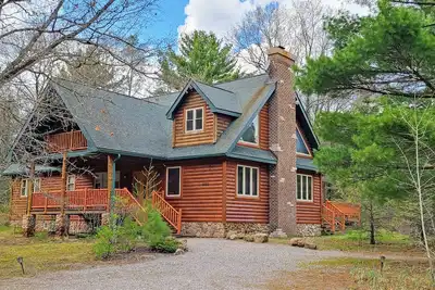 Image de Luxury Family Cabin in a forest with a private pond
